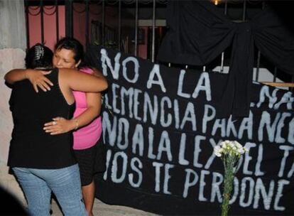 Algunos familiares del reo José Medellín lloran en la ciudad de Nuevo Laredo, en México.