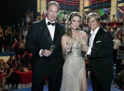 Bertín Osborne, Mar Saura y Carlos Baute, conductores de la gala <i>Fin de año 2006,</i> en TVE-1.