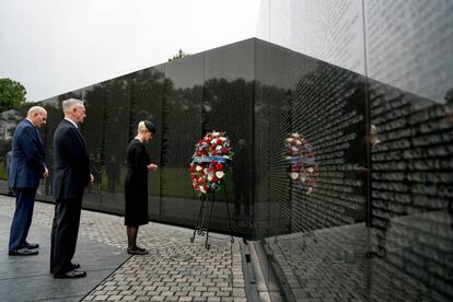 Cindy McCain, esposa del senador John McCain, acompañada por el jefe personal de Donald Trump, John Kelly (izquierda), y el secretario de Defensa, Jim Mattis (segundo por la izquierda), rezan frente al memorial por los veteranos de Vietnam en Washington.