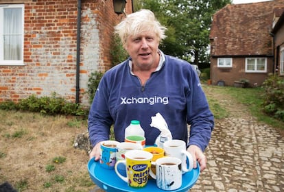 Boris Johnson ofreciendo tazas de té a la prensa en el jardín de su casa en 2018.