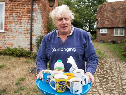 Boris Johnson ofreciendo tazas de té a la prensa en el jardín de su casa en 2018.