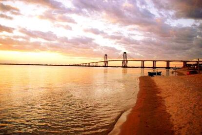 Ciudad de playas de arena blanca sobre el río, buena pesca y carnaval, debe su nombre a “las siete corrientes” que forman las piedras y penínsulas que se extienden en esa zona del Paraná, principal afluente del Río de la Plata, distante 1.150 kilómetros hacia el sur. En su casi 430 años de historia, Corrientes guarda poco de su pasado colonial pero ha mantenido intacto el espíritu de una ciudad-pueblo en simbiosis con el agua. Es el paraíso de la pesca del dorado, famoso por las horas de lucha que demanda sacarlo del agua. También es una ciudad apta para largas caminatas por la costanera, tomar mate y escuchar guaraní, lengua indígena que sobrevivió a la conquista española. En febrero sus pobladores desafían al calor con largas jornadas de carnaval, el más colorido de la región.