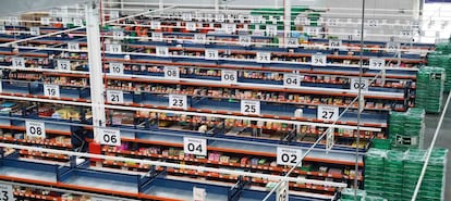 Interior del almacén logístico de Mercadona en Valencia que da servicio a su nueva web.