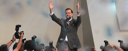 Mariano Rajoy se despide del público en el acto de clausura del XVI Congreso del Partido Popular en Valencia.