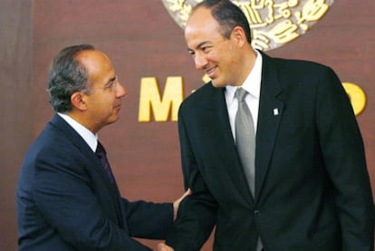 El presidente Felipe Calderón saluda a Arturo Chávez tras anunciar su renuncia como fiscal general.