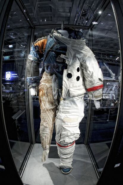 Este traje espacial tiene 11 capas de diferentes materiales y en los 60 costó construirlo 200.000 dólares. Si se coloca frente al Sol en el espacio ha de soportar un desequilibrio entre los 250 grados a los que estaría el pecho y los 250 bajo cero que estaría la espalda.