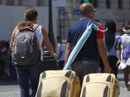 Dos turistas, enla ciudad de Madrid.