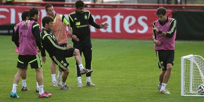 Silva chuta en el entrenamiento.