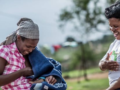 Una madre sudafricana con su bebé, en una imagen de archivo de Unicef.
