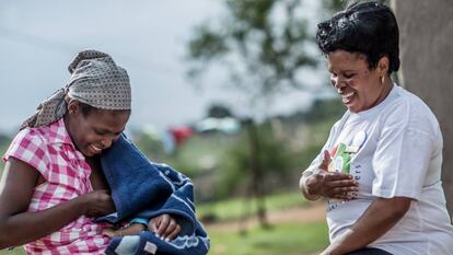 Una madre sudafricana con su bebé, en una imagen de archivo de Unicef.