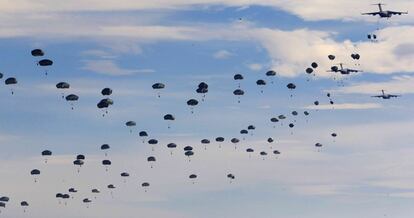 Medio millar de paracaidistas de la 82 Airborne Division realizan un salto masivo desde unos C-17 Globemaster al término del ejercicio Trident Juncture 2015, que la OTAN ha realizado en el campo de maniobras de San Gregorio, en Zaragoza.