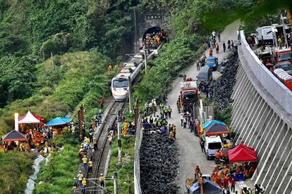 Decenas de operarios trabajan en el tren que ha descarrilado en Taiwán, provocando al menos 48 muertos y 118 heridos, según la Oficina de la Policía Ferroviaria.
