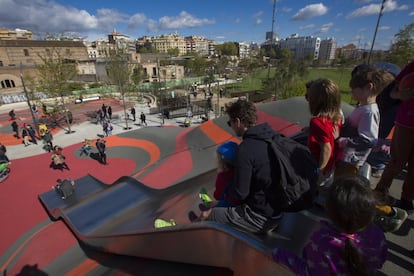 Zona infantil al nou parc de les Glòries, que té un total de 20.400 metres quadrats de superfície verda.