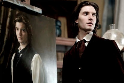 Síndrome de Dorian Gray

La obsesión del personaje de Oscar Wilde da nombre a un desorden caracterizado por la preocupación extrema de la apariencia de uno mismo y la dificultad para hacer frente el proceso de envejecimiento. Parte de otro desorden conocido como “dismorfofobia”. Quien lo padece desea permanecer siempre joven y busca toda clase de tratamientos y cirugías para detener la degeneración del cuerpo humano.