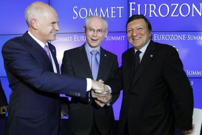 Yorgos Papandreu, a la izqda., estrecha la mano a Herman Van Rompuy y Jose Manuel Barroso tras la cumbre.