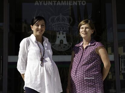 María Dolores Muñoz y María del Mar Costa, ante la sede del Ayuntamiento de Bullas.