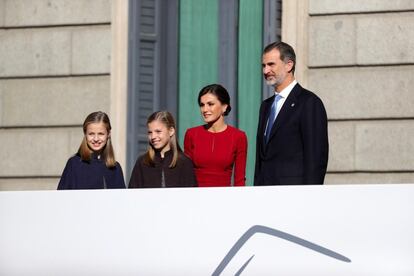 Los Reyes la princesa Leonor y la infanta Sofía, a su llegada al acto.