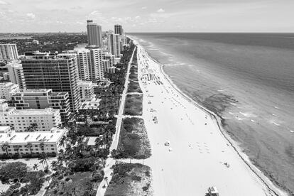 Vista aérea de los edificios frente al mar de la costa de Miami (Florida).
