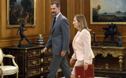 El rey Felipe VI y la presidenta del Congreso Ana Pastor en la Zarzuela en octubre de 2016.