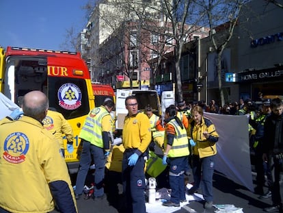 Facultativos del SAMUR atienden al motorista fallecido en la calle de Bravo Murillo.