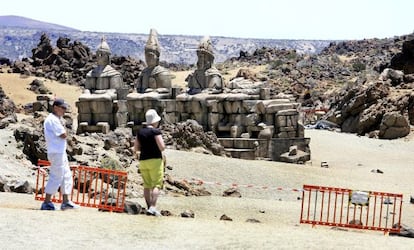 Decorados construidos en el Parque Nacional del Teide para el rodaje de 'Furia de titanes'.