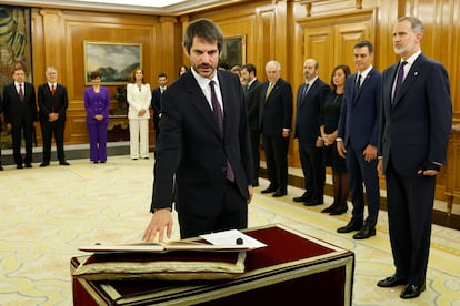 El nuevo ministro de Cultura, Ernest Urtasun, promete el cargo ante el Rey, este martes en el Palacio de la Zarzuela.