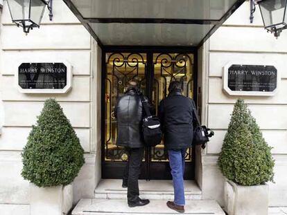 Fotógrafos ante la entrada de la joyería Harry Winston de París, atracada el pasado día 5.