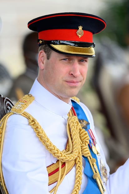 El príncipe Guillermo en el sexto día de su gira por el Caribe, con motivo de los 70 años de Isabel II en el trono británico. Aquí, observando un desfile militar en Kingston, Jamaica, el pasado 24 de marzo.