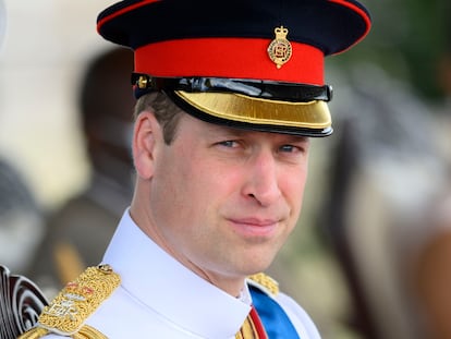 El príncipe Guillermo en el sexto día de su gira por el Caribe, con motivo de los 70 años de Isabel II en el trono británico. Aquí, observando un desfile militar en Kingston, Jamaica, el pasado 24 de marzo.