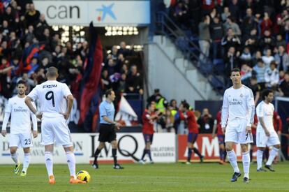 Los jugadores del Madrid se lamentan tras uno de los tantos de Osasuna.