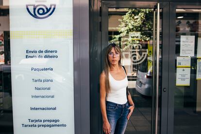 Montse Pita, trabajadora en Lugo del servicio de limpieza de Correos, frente a una de las oficinas de la ciudad a 14 de septiembre de 2023. 