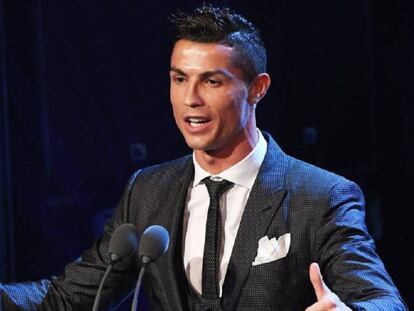 Cristiano Ronaldo posa antes da cerimônia de premiação da FIFA.