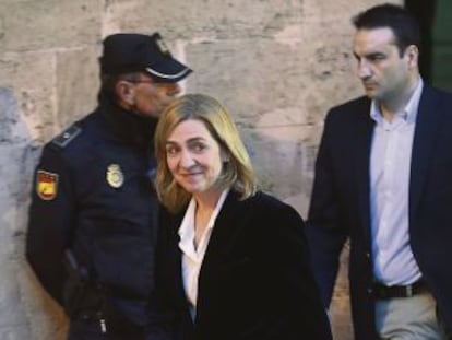 Doña Cristina sale de la Audiencia de Palma.