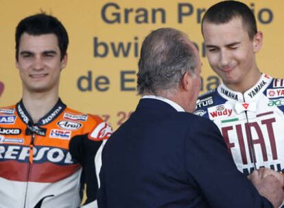 El Rey Juan Carlos felicita al piloto Jorge Lorenzo (Yamaha YZR M 1)  ante su compatriota, Dani Pedrosa.