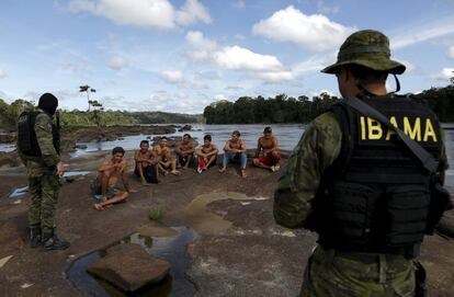 Buscadores de oro detenidos por agentes de la Agencia ambiental de Brasil sobre el río Uraricoera durante una operación contra la minería ilegal de oro en tierras indígenas, en el corazón de la selva amazónica.