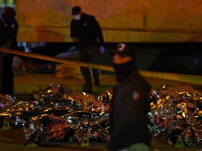 Authorities with some of the bodies of the migrants who died in the fire in Ciudad Juárez.