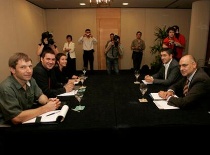 Reunión de Patxi López y Rodolfo Ares con Batasuna, en el hotel Amara de San Sebastián.