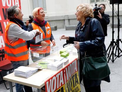 Manuela Carmena vota en el Ayuntamiento de Madrid, este lunes.