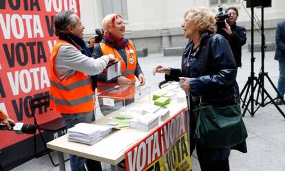 Manuela Carmena vota en el Ayuntamiento de Madrid, este lunes.