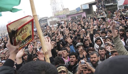 Un afgano muestra la copia del Corán que fue presuntamente quemada por soldados estadounidenses durante una protesta en Bagram (Afganistán).