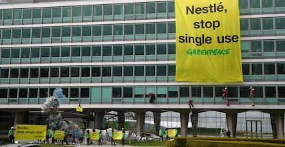 Protesta de Greenpeace contra el uso de plástico nuevo por parte de Nestlé ante su sede, en Vevey (Suiza), en abril de 2019.