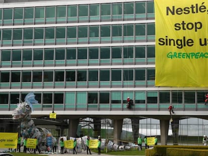 Protesta de Greenpeace contra el uso de plástico nuevo por parte de Nestlé ante su sede, en Vevey (Suiza), en abril de 2019.