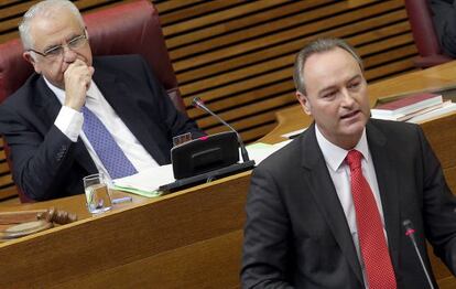 Alberto Fabra, este jueves en las Cortes Valencianas. Detrás, Juan Cotino.