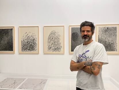 Devendra Banhart, en Roma con algunos de sus dibujos.