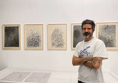 Devendra Banhart, en Roma con algunos de sus dibujos.