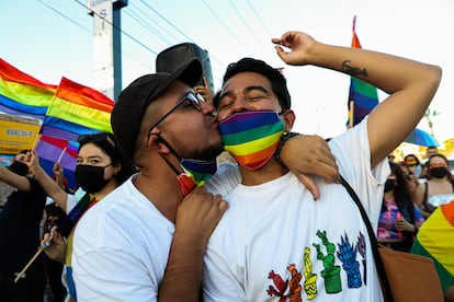 Una pareja se besa durante un desfile del gay en Sonora, el 26 de junio de este año.