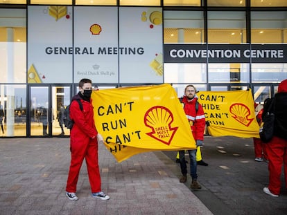 Protesta de activistas ambientales, este viernes, frente a la sede de Shell en Róterdam.