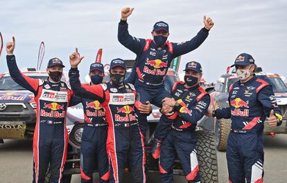 Stephane Peterhansel celebra su victoria en el Rally Dakar aupado por sus rivales, Al-Attiyah y Sainz.