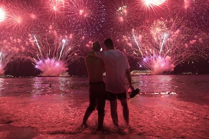 Dos hombres observan los fuegos artificiales desde la playa de Copacabana de Río de Janeiro (Brasil).