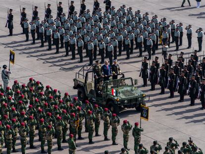 El presidente Andrés Manuel López Obrador hace el pase de lista en el desfile militar del Zócalo de la Ciudad de México.